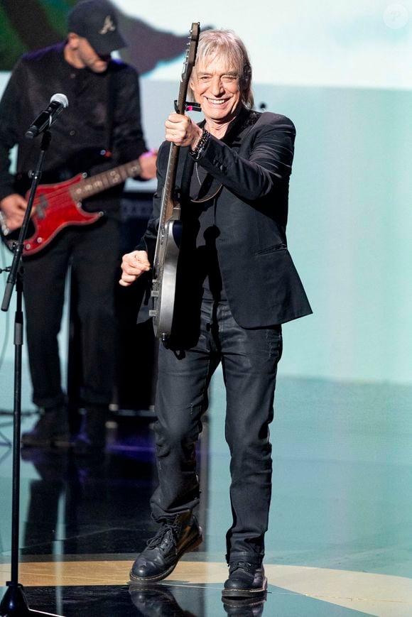 Très proche de son papa - qui a quitté le groupe Téléphone en 1985, année de naissance d'Arthur -, l'artiste de 70 ans a de son côté écrit la chanson Le jour s'est levé en hommage à son fils.
Exclusif - Jean-Louis Aubert - Enregistrement de l'émission "La fête de la chanson française" à Paris, présentée par L.Thilleman et A.Manoukian, et diffusée le 20 décembre sur France 3
© Pierre Perusseau / Bestimage