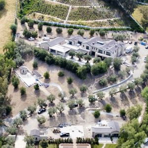 La maison de Kylie Jenner à Hidden Hills semble être en voie d'achèvement en Californie. 

©BestImage