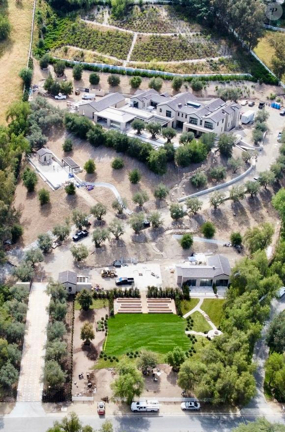 La maison de Kylie Jenner à Hidden Hills semble être en voie d'achèvement en Californie. 

©BestImage