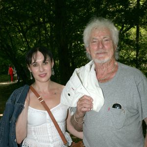 Hugues Aufray et sa compagne Murielle lors de la 22ème édition de la "Forêt des livres" à Chanceaux-Près-Loches, le 27 aout 2017 en hommage à son fondateur G Saint Bris décédé le 8 août 2017.© JLPPA/Bestimage