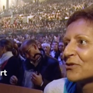 Sur scène, la fiancée de Florian Rossi interprètera le titre Maman, un titre qui rend hommage à sa mère Isabel Peichert, décédée à seulement 50 ans.

Louane Emera, des images de sa mère Isabel Peichert – archives de 2013 – dans Envoyé Spécial, ce jeudi 15 mai 2025 (France 2)