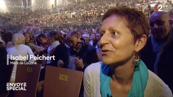Sur scène, la fiancée de Florian Rossi interprètera le titre Maman, un titre qui rend hommage à sa mère Isabel Peichert, décédée à seulement 50 ans.

Louane Emera, des images de sa mère Isabel Peichert – archives de 2013 – dans Envoyé Spécial, ce jeudi 15 mai 2025 (France 2)