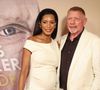 La naissance de leur fille Zoë Vittoria, annoncée la veille de son anniversaire, marque un tournant symbolique dans la vie du champion. 

Boris Becker et sa femme Lilian de Carvalho Monteiro (enceinte) lors de la présentation du livre "Inside" de Boris Becker au cinéma Delphi LUX à Berlin. © Imago / PsnewZ / Bestimage