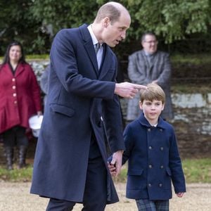 Le prince Louis est âgé de seulement sept ans.

Les membres de la famille royale assistent au service du jour de Noël à l'église Sainte-Marie-Madeleine de Sandringham, Norfolk. Photo par Backgrid UK/ Bestimage