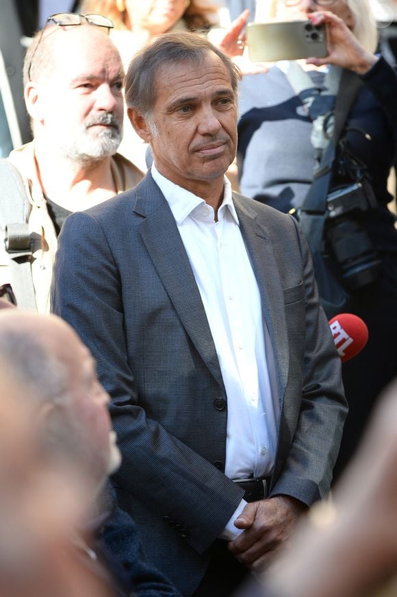 "Un immense champion nous a quittés. Je crois que peu d'hommes pouvaient représenter son courage, sa volonté, sa force de vivre. Alex, tu resteras à jamais un exemple ! Repose en paix."

Paul Belmondo à la sortie des obsèques de Claudia Cardinale en l'église Saint-Roch de Paris, France, le 30 septembre 2025. Agence / Bestimage