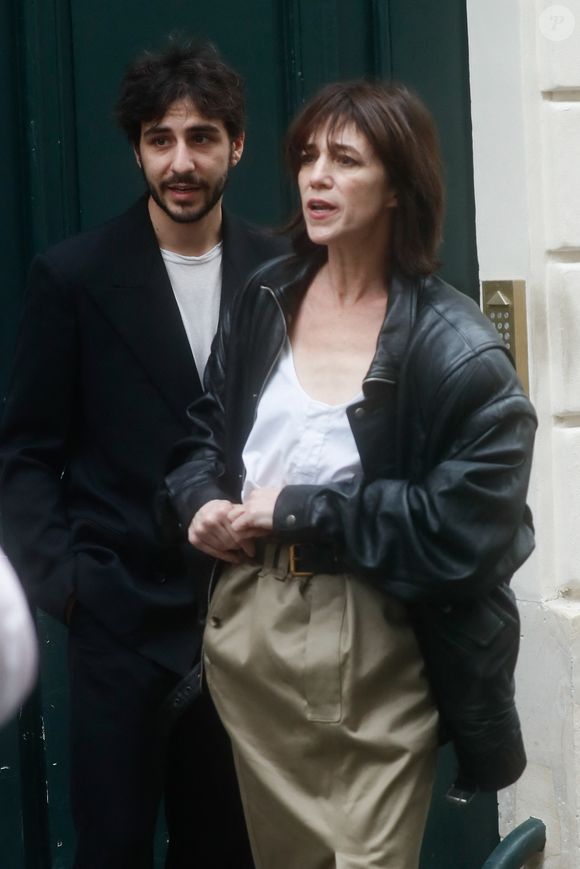 Charlotte Gainsbourg et son fils Ben Attal lors de la cérémonie de dévoilement de la plaque "Maison des Illustres" de la Maison Gainsbourg à Paris, France, le 2 avril 2024. © Christophe Clovis/Bestimage