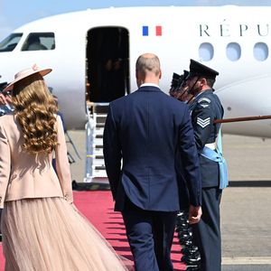 Le prince William, prince de Galles, et Catherine (Kate) Middleton, princesse de Galles, accueillent le couple présidentiel français le président Emmanuel Macron et sa femme la Première Dame Brigitte Macron à l'aéroport Station RAF de Northolt, à Ruislip, Royaume Uni, le 8 juillet 2025. À l'invitation de Leurs Majestés le roi et la reined'Angleterre, le président français et Madame la Première effectueront une visite d'État au Royaume-Uni du 8 au 10 juillet 2025. © Jeanne Accorsini/Pool/Bestimage