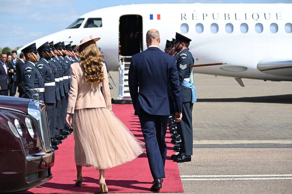 Le prince William, prince de Galles, et Catherine (Kate) Middleton, princesse de Galles, accueillent le couple présidentiel français le président Emmanuel Macron et sa femme la Première Dame Brigitte Macron à l'aéroport Station RAF de Northolt, à Ruislip, Royaume Uni, le 8 juillet 2025. À l'invitation de Leurs Majestés le roi et la reined'Angleterre, le président français et Madame la Première effectueront une visite d'État au Royaume-Uni du 8 au 10 juillet 2025. © Jeanne Accorsini/Pool/Bestimage