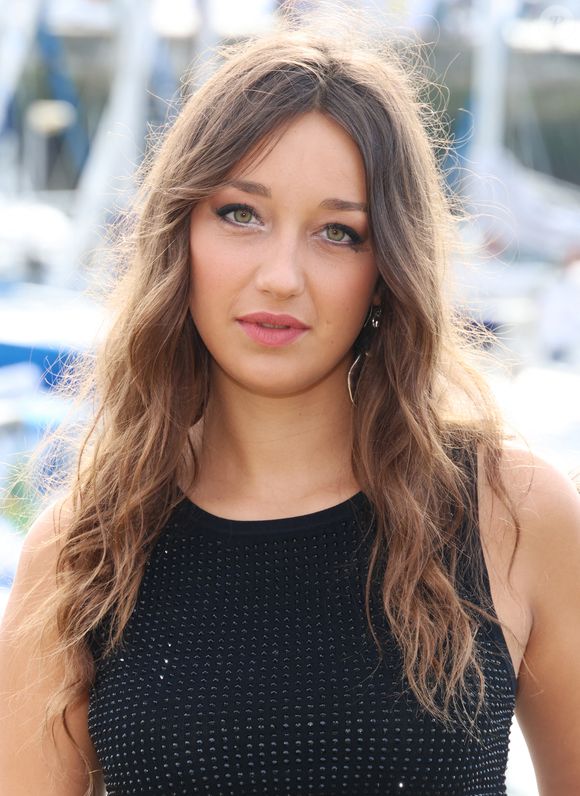 Zoi Severin au photocall de la série "Ici Tout Commence" lors de la 25ème édition du Festival de la fiction de la Rochelle, France, le 16 septembre 2023. © Denis Guignebourg/BestImage