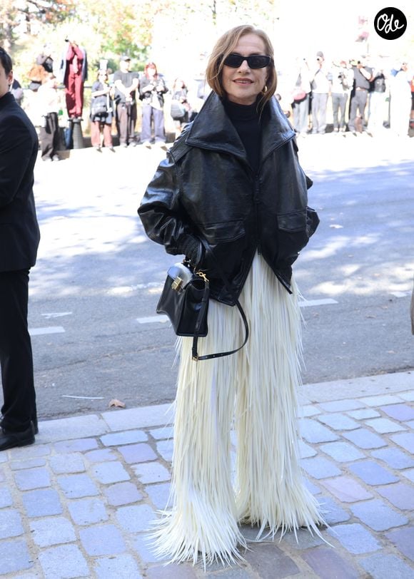 Isabelle Huppert aux arrivées au défilé Balenciaga Collection Femme Prêt-à-Porter Printemps/Eté 2027 lors de la Fashion Week de Paris (PFW) au Tennis Club de Paris, France, le 1er octobre 2026. © Denis Guignebourg/Bestimage