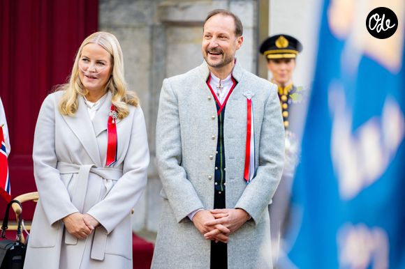 La princesse héritière Mette Marit de Norvège et le prince héritier Haakon assistent aux célébrations de la fête de la Constitution norvégienne à leur résidence de Skaugum, le 17 mai 2026, à Oslo, en Norvège.

Backgrid USA / Bestimage