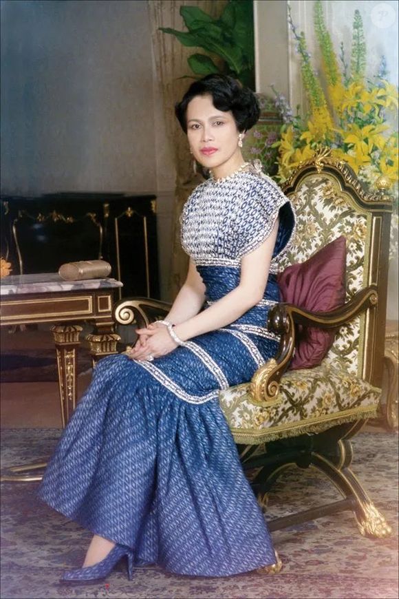 "L'état de santé de Sa Majesté s'est dégradé jusqu'à vendredi et elle est décédée à 21h21 à l'hôpital Chulalongkorn" à Bangkok, a indiqué le palais dans un communiqué

Sirikit Kitiyakorn sur X