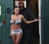 La femme du rappeur avait l'air grave, notamment après avoir découvert les graves confessions de son mari qui a révélé avoir eu des rapports incestueux avec un cousin.
Exclusif - Kanye West et sa femme Bianca Censori, les fesses à l'air, à la sortie d'un salon de bronzage à Los Angeles, le 19 mars 2024. ©Backgrid USA / Bestimage