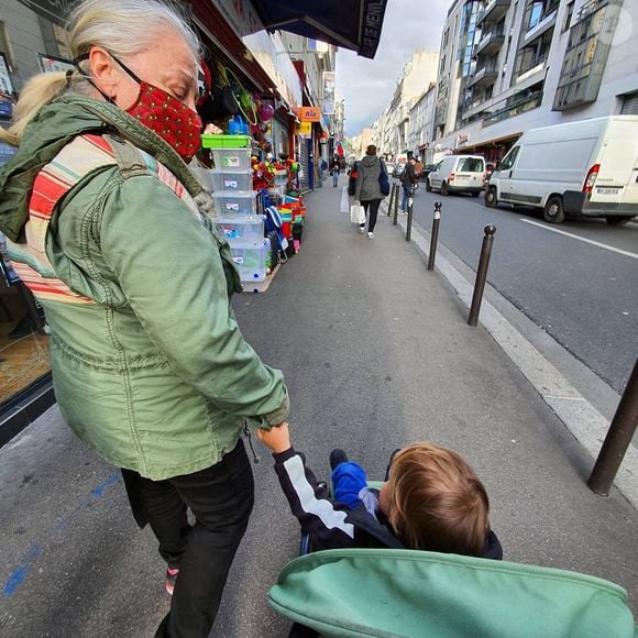 Josiane Balasko avec son petit-fils Andy. Photo partagée par sa fille Marilou Berry sur Instagram le 3 octobre 2020.