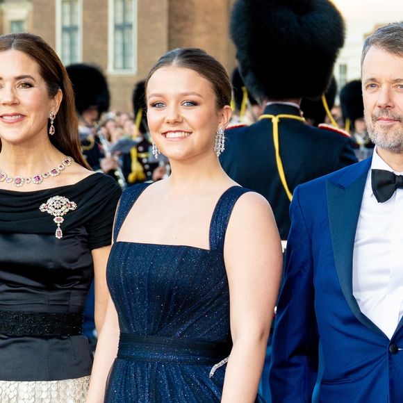 Des membres de la famille royale danoise assistent à un spectacle d'anniversaire sur la vieille scène du Théâtre royal danois de Copenhague à l'occasion du 18e anniversaire de la princesse Isabella (princesse Isabella de Danemark).
©Backgrid USA / Bestimage
