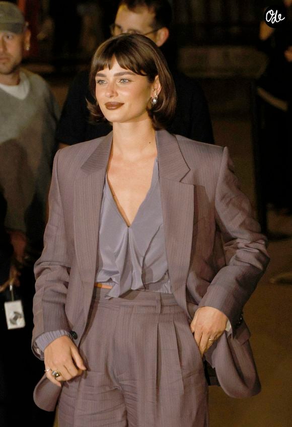 Taylor Hill aux arrivées au défilé Victoria Beckham Collection Femme Prêt-à-Porter Printemps/Eté 2027 lors de la Fashion Week de Paris (PFW), à la Conciergerie de Paris, France, le 2 octobre 2026. © Christophe Aubert/bestimage