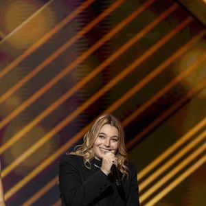 Évoquant son enfance, la chanteuse – qui est marquée par des gestes obsessionnels – parle avec une douceur fragile de cette petite fille qu’elle n’a jamais cessé d’être, malgré les années.

Exclusif - Santa - Enregistrement de l'émission "La fête de la chanson française" à Paris, présentée par L.Thilleman et A.Manoukian, et diffusée le 20 décembre sur France 3
© Pierre Perusseau / Bestimage