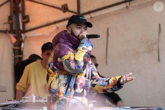 Big Flo et Oli ont également chanté en l'honneur de l'artiste décédé des suites d'une tumeur au cerveau.

Oli à l'hommage au chanteur Naâman, sur la place rebaptisée à son nom à Dieppe, le 23 février 2025.

Photo : Florian Savina / Bestimage