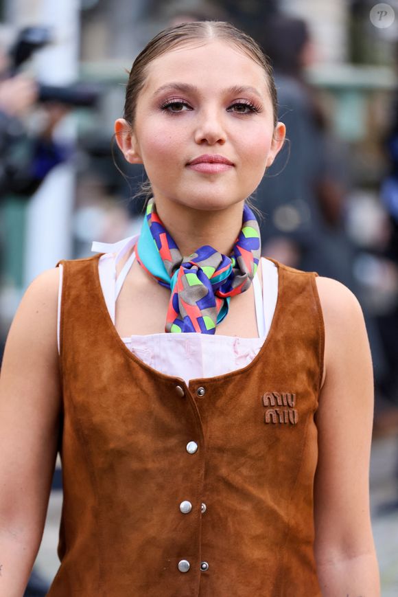 Mia McKenna-Bruce aux arrivées au défilé Miu Miu Collection Femme Prêt-à-Porter Automne/Hiver 2026-2027 lors de la Fashion Week de Paris (PFW) au palais d'lena conseil Economique, social et environnemental, à Paris, France, le 10 mars 2026. © Denis Guignebourg/Bestimage