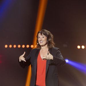 Exclusif - Anne Roumanoff sur scène lors du concert "Leurs voix pour l'espoir" diffusé le 5 juillet en prime sur C8, à l'Olympia à Paris le 11 mars 2024.
© Perusseau / Bellak / Bestimage