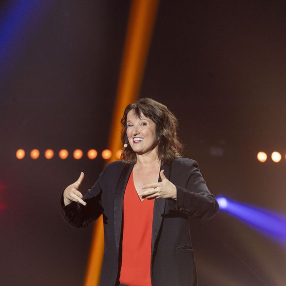 Exclusif - Anne Roumanoff sur scène lors du concert "Leurs voix pour l'espoir" diffusé le 5 juillet en prime sur C8, à l'Olympia à Paris le 11 mars 2024.
© Perusseau / Bellak / Bestimage