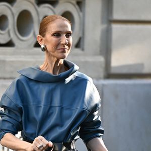 Quelques jours avant son retour sur scène, Céline Dion avec des fans devant son hôtel, le Royal Monceau, à Paris, en France, le 6 septembre 2026. © Lionel Urman/Bestimage