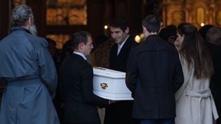 Le petit Emile accueilli et porté par sa famille à l'église, ses parents Marie et Colomban Soleil accompagnés d'autres proches