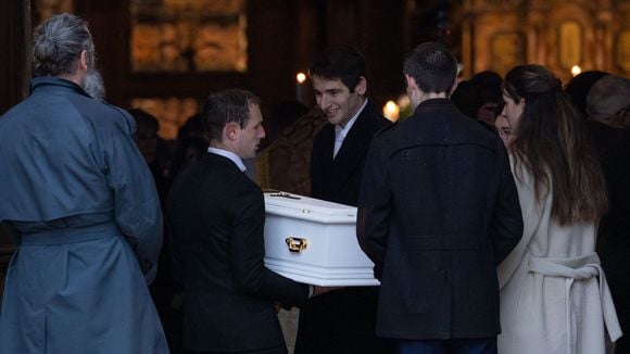 Le petit Emile accueilli et porté par sa famille à l'église, ses parents Marie et Colomban Soleil accompagnés d'autres proches