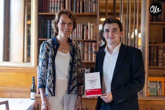 : Exclusif - Aurélie Julia, directrice de La Revue des Deux Mondes, Arnaud Miranda - Le prix de la Revue des Deux Mondes est décerné cette année à A.Miranda pour son livre "Les Lumières sombres" paru aux éditions Gallimard. Il a été remis au lauréat le 2 juin 2026 par la directrice de "La Revue des Deux Mondes", A.Julia, et son propriétaire M.L.deLacharrière, lors d’une cérémonie au Bistrot de Paris, en présence d’une centaine d’invités. ©Tiphaine Lebely / Bestimage