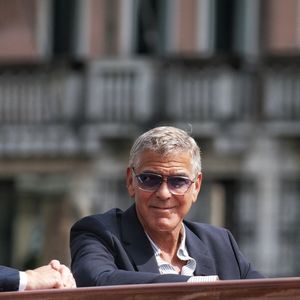Il a ainsi dû annuler un dîner prévu avec les autres acteurs du film

George Clooney durant la 82e édition du Festival international du film de Venise (La Mostra, ndlr) le mercredi 27 août 2025 en Italie. 
Crédit : Backgrid UK/ Bestimage