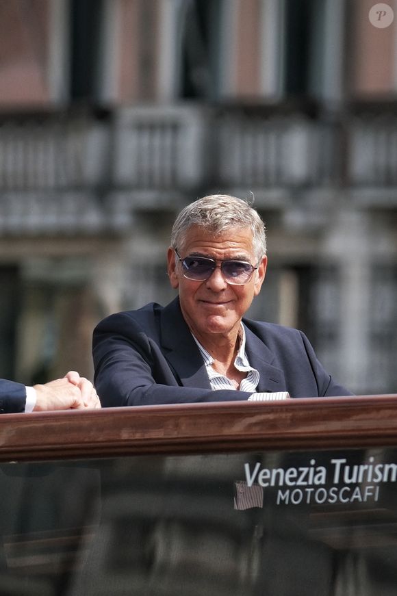 Il a ainsi dû annuler un dîner prévu avec les autres acteurs du film

George Clooney durant la 82e édition du Festival international du film de Venise (La Mostra, ndlr) le mercredi 27 août 2025 en Italie. 
Crédit : Backgrid UK/ Bestimage