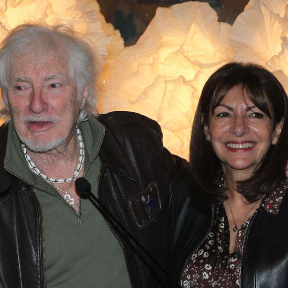 Hugues Aufray, Anne Hidalgo - Hugues Aufray reçoit la médaille Grand Vermeil de la ville des mains d'Anne Hidalgo, à l'hôtel de ville de Paris le 18 décembre 2025. © Philippe Baldini/Bestimage