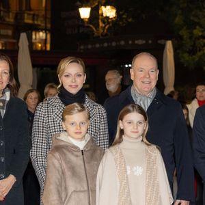 Un look qui lui donnait déjà des airs d'adolescente malgré son jeune âge, notamment grâce aux petits talons présents sur ses bottines.

La princesse Charlène de Monaco, Le prince Albert II de Monaco, Georges Marsan, maire de Monaco, Le prince Jacques de Monaco, marquis des Baux, La princesse Gabriella de Monaco, comtesse de Carladès - La famille princière de Monaco lors du lancement des illuminations de Noël organisées par la municipalité de Monaco sur la Place d'Armes le 27 novembre 2025.
© Olivier Huitel / Pool / Bestimage
