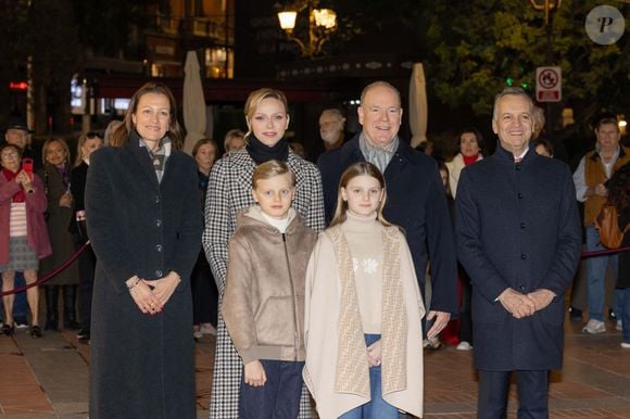 Un look qui lui donnait déjà des airs d'adolescente malgré son jeune âge, notamment grâce aux petits talons présents sur ses bottines.

La princesse Charlène de Monaco, Le prince Albert II de Monaco, Georges Marsan, maire de Monaco, Le prince Jacques de Monaco, marquis des Baux, La princesse Gabriella de Monaco, comtesse de Carladès - La famille princière de Monaco lors du lancement des illuminations de Noël organisées par la municipalité de Monaco sur la Place d'Armes le 27 novembre 2025.
© Olivier Huitel / Pool / Bestimage