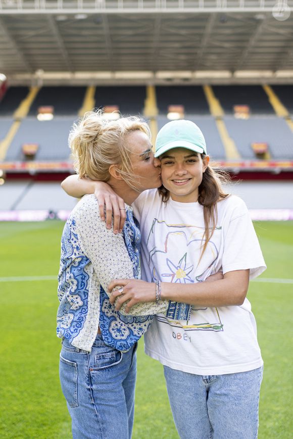 Exclusif - Élodie Gossuin et sa fille - 3ème édition de la rencontre de football caritative "Match des héros" entre le "RC Lens Légendes" et "L'équipe Unicef" au stade Bollaert-Delelis à Lens le 6 juin 2023.
© Pierre Perusseau / Bestimage