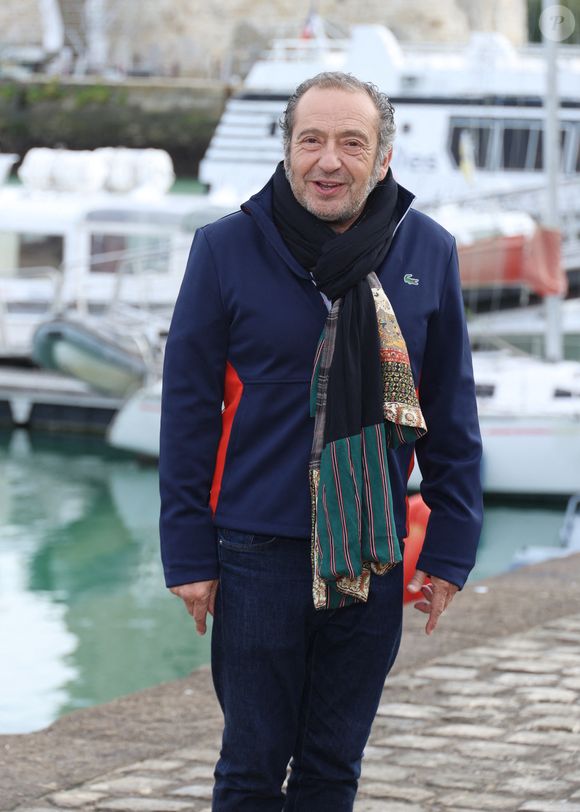 Installé dans un village de 200 habitants tout près d'Uzès, Patrick Timsit a trouvé son "petit refuge", ressentant le besoin de s'y "inventer des racines".

Patrick Timsit - Photocall du film "Les disparues de la gare" projeté en ouverture du Festival de la fiction TV de La Rochelle le 16 septembre 2025.

© Denis Guignebourg / Bestimage