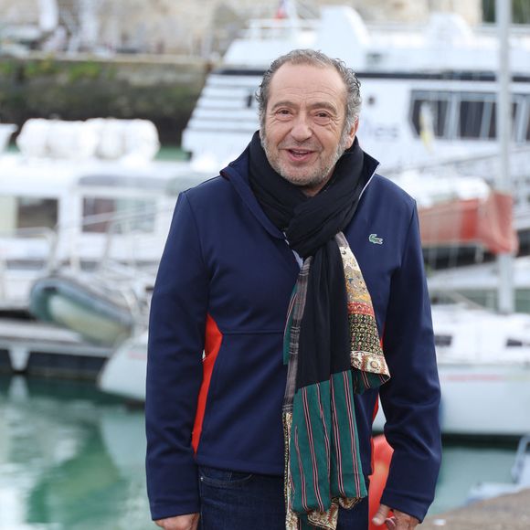 Installé dans un village de 200 habitants tout près d'Uzès, Patrick Timsit a trouvé son "petit refuge", ressentant le besoin de s'y "inventer des racines".

Patrick Timsit - Photocall du film "Les disparues de la gare" projeté en ouverture du Festival de la fiction TV de La Rochelle le 16 septembre 2025.

© Denis Guignebourg / Bestimage