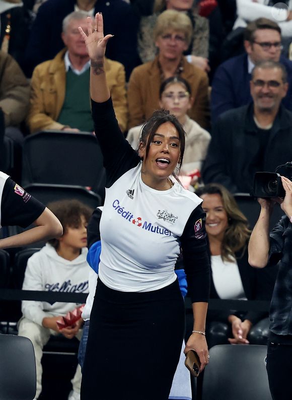 Amel Bent - Match de futsal lors de la nouvelle édition du Foot-Concert organisé par le Réseau A.Ma.N.D./Huntington Avenir à la LDLC Arena à Lyon le 11 Novembre 2024. © Dominique Jacovides/Bestimage