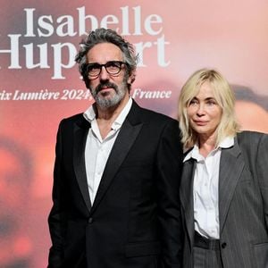 Emmanuelle Béart et son compagnon Frédéric Chaudier au photocall de la cérémonie de remise du prix lumière de la 16ème édition du Festival Lumière à l'Amphithéâtre - Centre de Congrès à Lyon, France, le 18 octobre 2024. © Dominique Jacovides/Bestimage