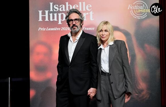 Emmanuelle Béart et son compagnon Frédéric Chaudier au photocall de la cérémonie de remise du prix lumière de la 16ème édition du Festival Lumière à l'Amphithéâtre - Centre de Congrès à Lyon, France, le 18 octobre 2024. © Dominique Jacovides/Bestimage