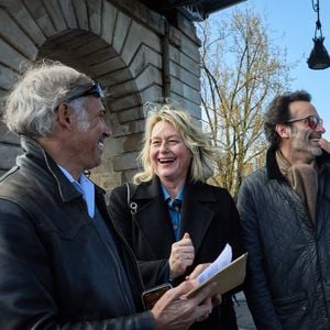 Paul Belmondo et Luana Belmondo, Anthony Delon - Inauguration de "La promenade Jean-Paul Belmondo" au terre-plein central du pont de Bir-Hakeim, ouvrage public communal situé sous le viaduc du métro aérien, à Paris (15e, 16e) le 12 avril 2023.© Cyril Moreau/Bestimage