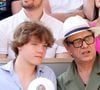 "C'est la première fois que mes garçons me disent... J'en ai un qui m'a dit 'Papa, t'as pêché le bon poisson !' C'est assez drôle, parce qu'ils le voient, et ils m'en parlent", a expliqué le chanteur de 63 ans.

Marc Lavoine et son fils Roman dans les tribunes des Internationaux de France de tennis de Roland Garros 2023 le 6 juin 2023. © Jacovides-Moreau/Bestimage