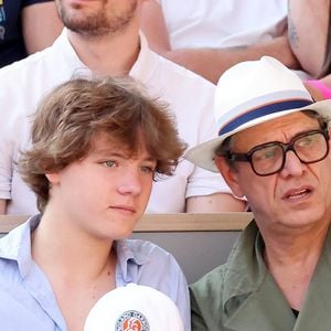 "C'est la première fois que mes garçons me disent... J'en ai un qui m'a dit 'Papa, t'as pêché le bon poisson !' C'est assez drôle, parce qu'ils le voient, et ils m'en parlent", a expliqué le chanteur de 63 ans.

Marc Lavoine et son fils Roman dans les tribunes des Internationaux de France de tennis de Roland Garros 2023 le 6 juin 2023. © Jacovides-Moreau/Bestimage