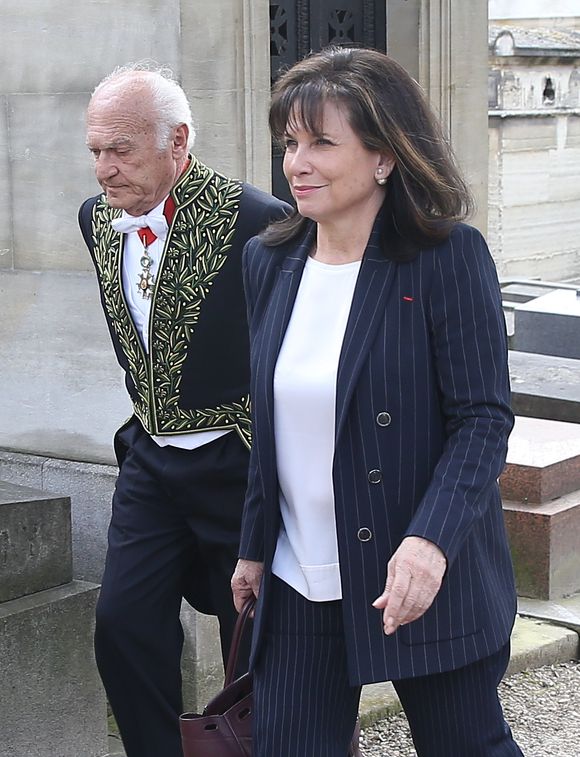 Pierre Nora et Anne Sinclair - Obsèques de Alain Decaux au cimetière du Père Lachaise à Paris. Le 4 avril 2016