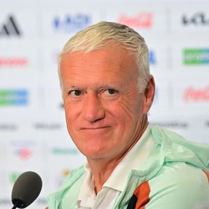 Didier Deschamps est le sélectionneur de l'équipe de France de football

Didier Deschamps en pleine conférence de presse à Philadelphie en Pennsylvanie.  
Crédit : SPP / PsnewZ / Bestimage