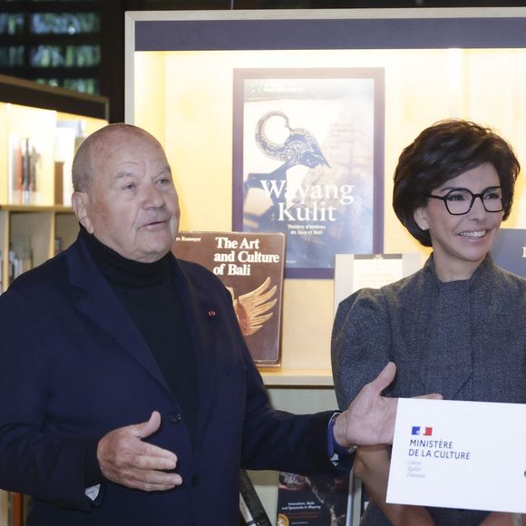 Marc Ladreit de Lacharrière est l'un des mécènes français les plus généreux : le président de Fimalac, passionné par l'art, consacre une partie de sa fortune, depuis de longues années, à des œuvres culturelles.

Signature de la 2ème convention entre Fimalac et le Musée du Quai Branly, en présence de Marc Ladreit de Lacharrière, Rachida Dati et Emmanuel Kasarhérou, Paris, France. Jack Tribeca / Bestimage