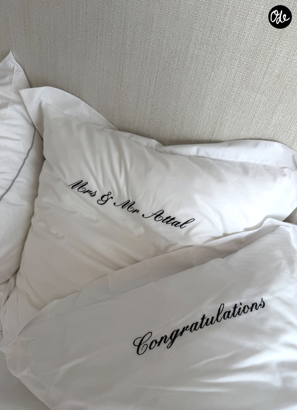 Sur la première photo partagée, deux oreillers brodés de “Congratulations, Mrs & Mr Attal” annoncent la couleur : les amoureux profitent pleinement de leurs premiers jours.
