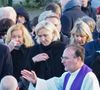 Marine Le Pen était bien sûr présente.
Marine Le Pen fait le signe de croix devant le cercueil de son père - Le clan Le Pen se rend au cimetière de la Trinité-sur-Mer après les obsèques de Jean-Marie Le Pen en l'église Saint-Joseph le 11 janvier 2025.