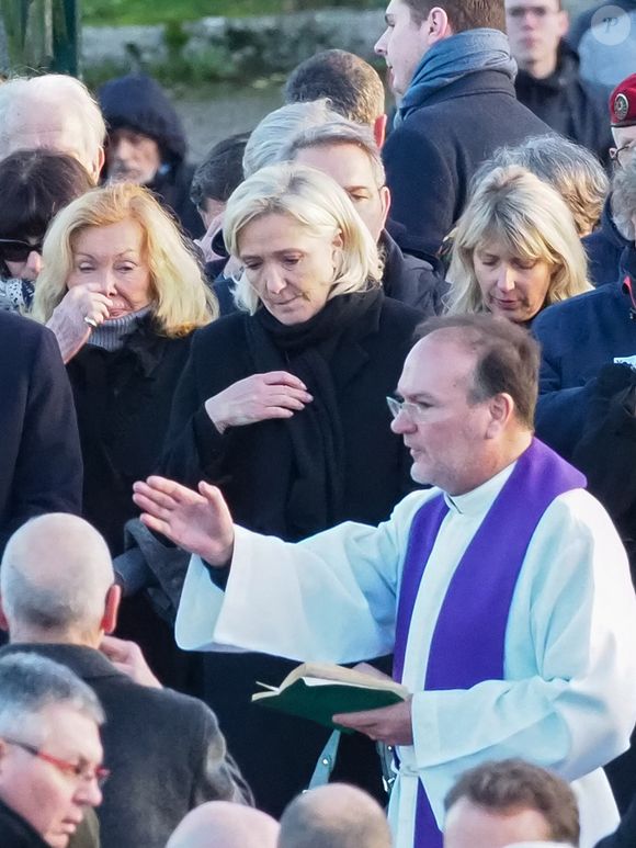 Marine Le Pen était bien sûr présente.

Marine Le Pen fait le signe de croix devant le cercueil de son père - Le clan Le Pen se rend au cimetière de la Trinité-sur-Mer après les obsèques de Jean-Marie Le Pen en l'église Saint-Joseph le 11 janvier 2025.
