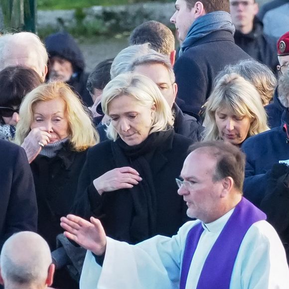 Marine Le Pen était bien sûr présente.

Marine Le Pen fait le signe de croix devant le cercueil de son père - Le clan Le Pen se rend au cimetière de la Trinité-sur-Mer après les obsèques de Jean-Marie Le Pen en l'église Saint-Joseph le 11 janvier 2025.